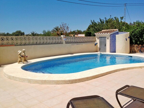 L'Eau, Ciel, Propriété, Piscine, Bleu Azur, Ombre, Arbre, Mobilier De Jardin, Rectangle, Sol