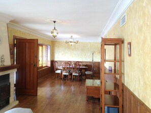 Room, Property, Floor, Ceiling, Building, Hardwood, Wood Flooring, Interior Design, Furniture, Wood