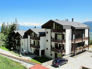Himmel, Gebäude, Pflanze, Fenster, Auto, Baum, Haus, Fahrzeug, Grundstueck, Urban Design