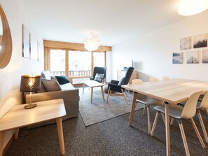 Tabelle, Möbel, Eigentum, Couch, Interior Design, Holz, Beleuchtung, Stuhl, Bilderrahmen, Die Architektur