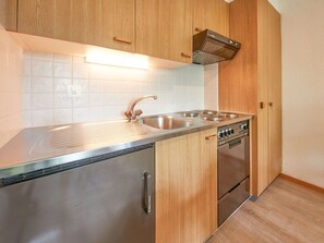 Evier, Cabinetry, Comptoir, Propriété, Évier, Luminaire Plomberie, Robinet, Bois, Design Intérieur, Cuisine