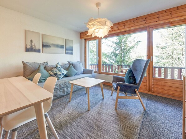 Table, Meubles, Canapé, Chaise, Bois, Salon, Sol, Sol, Ombre, Immobilier