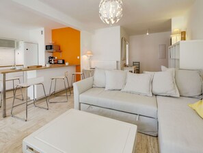 Möbel, Zimmer, Eigentum, Wohnzimmer, Interior Design, Weiss, Gelb, Fussboden, Gebäude, Tabelle