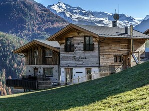 Gebäude, Berg, Eigentum, Fenster, Himmel, Ökoregion, Pflanze, Natürliche Landschaft, Haus, Holz