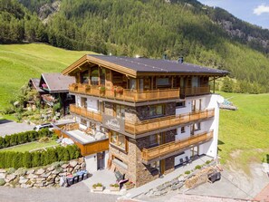 Pflanze, Gebäude, Fenster, Baum, Haus, Grundstueck, Berg, Natürliche Landschaft, Holz, Freizeit