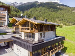 Berg, Himmel, Eigentum, Gebäude, Wolke, Fenster, Baum, Holz, Veranda, Freizeit