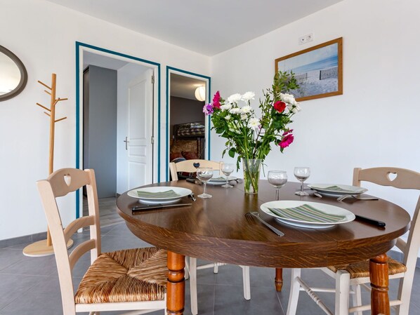 Table, Furniture, Flower, Property, Chair, Plant, Wood, Tableware, Interior Design, Building