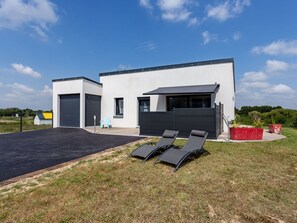 Sky, Cloud, Building, Plant, Window, Land Lot, Shade, Grass, House, Siding