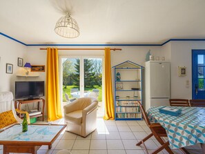 Furniture, Table, Property, Picture Frame, Blue, Green, Bathtub, Interior Design, Plant, Living Room