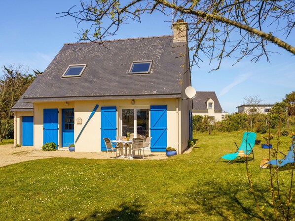 Sky, Building, Plant, Property, Window, Azure, House, Architecture, Land Lot, Cottage