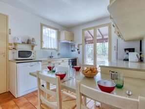 Cabinetry, Countertop, Möbel, Eigentum, Fenster, Küche, Holz, Haushaltsgerät, Interior Design, Tabelle