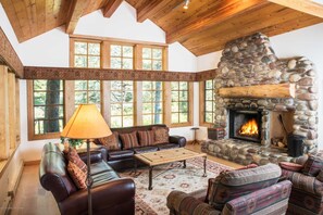 Great Room w Fireplace