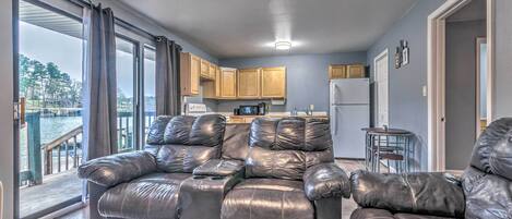 Crack open a cold one and lounge with your loved one at this Hot Springs condo.