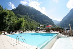 Piscine partagée à débordement.