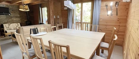 Grande table carrée pour partager vos repas.