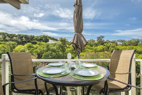 Dine al fresco on private lanai. NO UMBRELLA is on the lanai