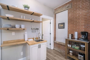 Kitchenette | Fridge, microwave and hot water kettle