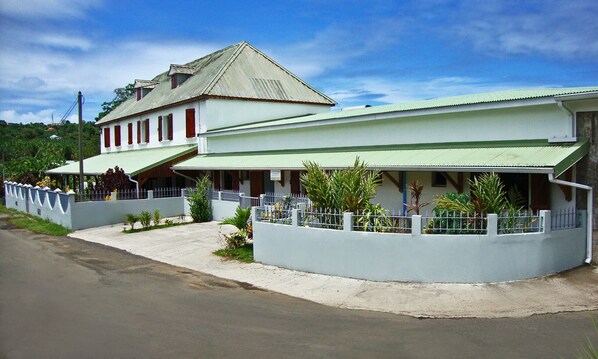 Le domaine comprenant les gites et la maison d'habitation du propriétaire.