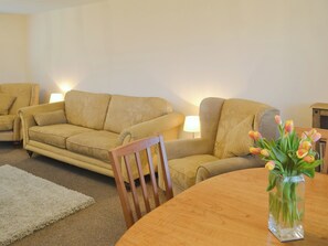 Living room/dining room | Cluaran Cottage, Tain