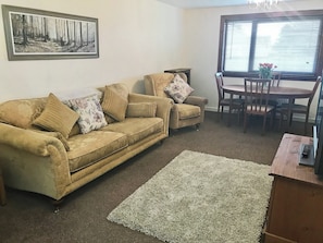 Homely living/dining room | Cluaran Cottage, Tain