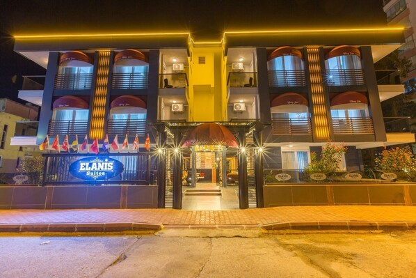 Fachada da propriedade à noite