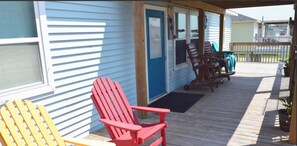Front deck overlooks the beach!
We are second row but have nice beach views 