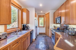 4-Telluride-Terraces-101-Kitchen.JPG
