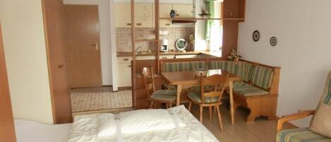 Einzimmer-Appartement (35 qm) mit überdachtem Südbalkon-App. 12 Schrankbett