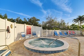 Community Amenities | Hot Tub
