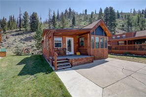 Cute chalet with National Forest in the back and access to the CO Trail.