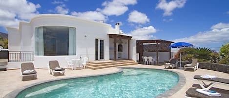 Villa Calero Acentejo | Wonderful 5 Bedroom Villa | A Short Stroll to the Resort Centre | Playa Blanca