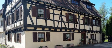 Altes Schul- bzw. Mesnerhaus erbaut 1467 - FeWo im EG