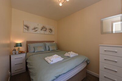 Riverside 6 - Two Bedroom Apartment, Sleeps 8