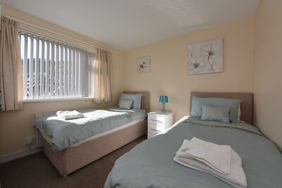 Riverside 6 - Two Bedroom Apartment, Sleeps 8