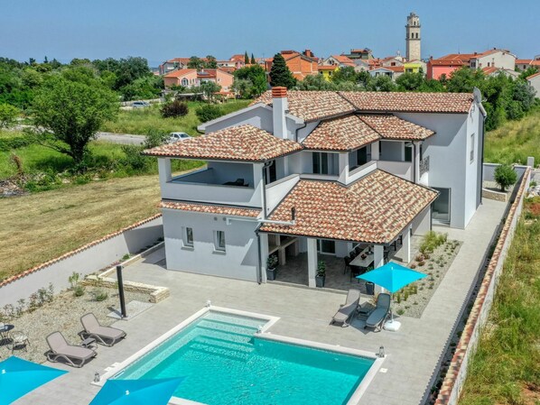 BĂątiment, Plante, PropriĂ©tĂ©, Ciel, FenĂȘtre, Bleu Azur, Arbre, Maison, Piscine, Architecture