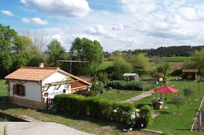 Vista da casa e jardim