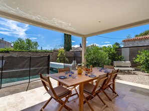 Table, Meubles, Propriété, Plante, Ciel, Bleu Azur, Ombre, Pot De Fleur, Chaise, Design Intérieur