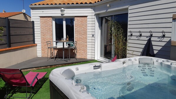 Outdoor spa tub