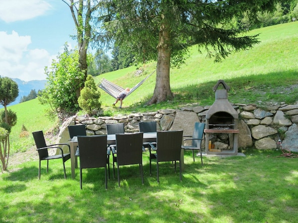 Pflanze, Eigentum, Baum, Schatten, Grundstueck, Wolke, Gartenmöbel, Tabelle, Himmel, Freizeit