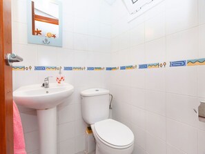 Salle De Bains, Propriété, Toilette, Pièce, Siège De Toilette, Luminaire Plomberie, Mur, Violet, Tuile, Design Intérieur