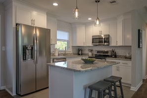 Modern spacious remodeled eat in kitchen island.