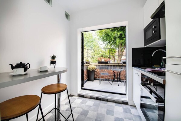 Lana said: "This place was just what we were looking for, close to bars and little Brunch spots, beach was within a 15 min walk, the quays are about 1 mile from the property."