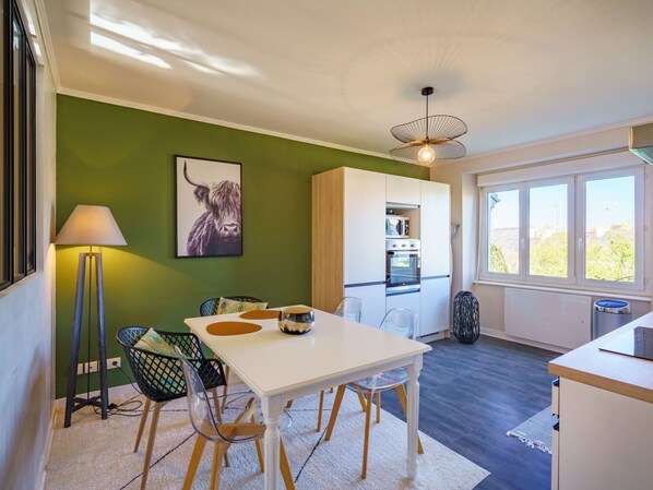 Table, Propriété, Cabinetry, Chaise, Bois, Fenêtre, Éclairage, Design Intérieur, Sol, Sol