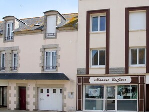 Window, Building, Door, Neighbourhood, Material Property, Residential Area, Real Estate, Facade, Sky