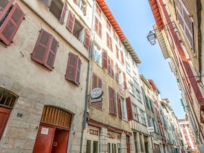 Gebäude, Daytime, Himmel, Fenster, Tür, Holz, Nachbarschaft, Grundeigentum, Wohngebiet