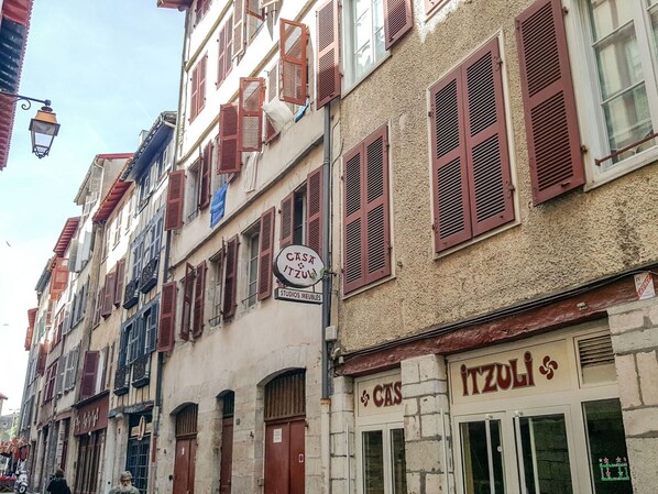 Gebäude, Himmel, Eigentum, Fenster, Infrastruktur, Nachbarschaft, Grundeigentum, Wohngebiet, Fassade, Strasse