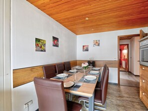 Table, Propriété, Meubles, Cabinetry, Bois, Design Intérieur, Chaise, Sol, Sol, Salon