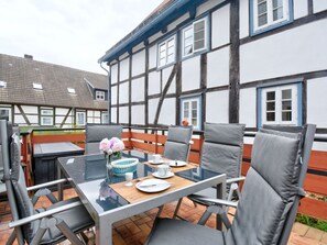 Meubles, Propriété, Fenêtre, Table, Ciel, Chaise, Bâtiment, Design Intérieur, Mobilier De Jardin, Ombre