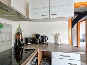 Cabinetry, Propriété, Comptoir, Evier, Bâtiment, Blanc, Cuisine, Appareil De Cuisine, Design Intérieur, Bois