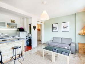 Möbel, Zimmer, Eigentum, Wohnzimmer, Interior Design, Gebäude, Fussboden, Tabelle, Haus, Kaffetisch